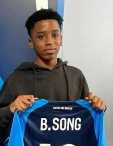 Bryan Song signing for his first club Paris FC